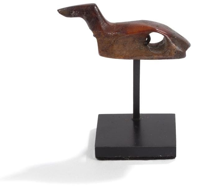 INUIT, civilisation de THULE. ALASKA (USA)
Jeton
En ivoire de morse sculpté en forme de canard, très belle patine brun rouge. Ce jeton fait partie d'un jeu de dé, le «tinginjaq», se pratiquant le long du cercle arctique depuis plus de mille ans. La perforation permet d'enfiler une ficelle afin de conserver les jetons ensemble tel un collier.
Longueur: 3,5 cm
Provenance: collection privée, Paris