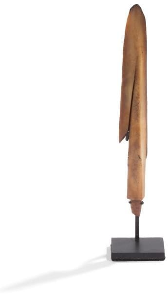 INUIT. ALASKA (USA)
Pointe de harpon en ivoire
Patine brun clair.
Circa 1920 - 1930.
Longueur: 10 cm
Provenance: collection privée, Paris