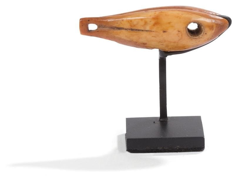INUIT. ALASKA (USA)
Charme de chasse en ivoire marin
Belle amulette en ivoire brun rouge, représentant un cétacé.
Circa XIXe siècle.
Longueur: 4 cm
Provenance: collection privée, Paris
