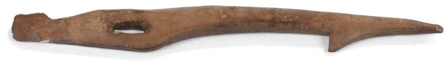 INUIT. ALASKA (USA)
Hameçon
En ivoire marin à patine brune.
Circa 1920/1930.
Longueur: 6 cm
Provenance: collection privée, Paris
