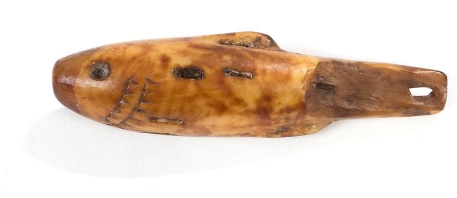 INUIT. ALASKA (USA)
Leurre de pêche en ivoire marin
Ivoire à patine brun clair, décoré de gravures et percé de trous d'attache.
Circa fin du XIXe, début du XXe siècle.
Longueur: 6 cm
Provenance: collection privée, Paris