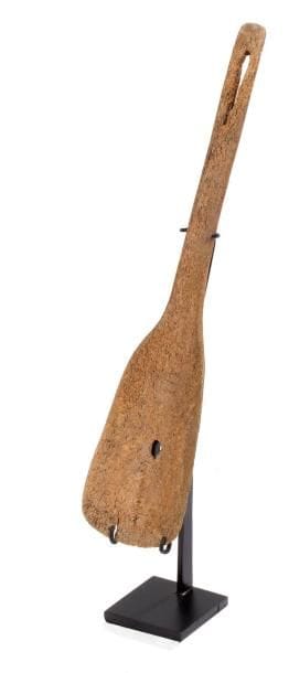 INUIT. ALASKA (USA)
Cuillère
En os de cétacé, patine blonde, petite perforation d'usure.
Longueur: 15 cm
Provenance: collection privée, Paris