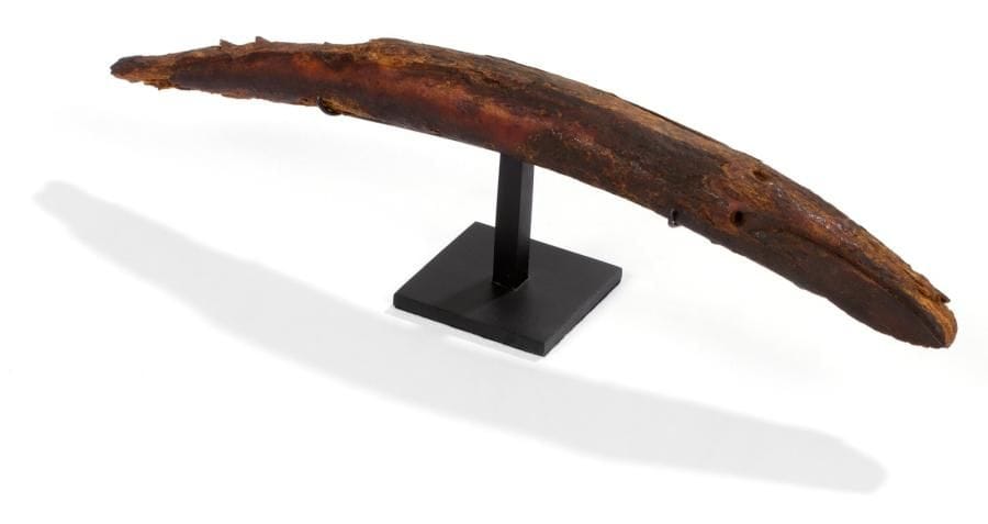 INUIT. ALASKA (USA)
Leurre de pêche en ivoire marin
Grand leurre de pêche en forme de cétacé en ivoire fossilisé par un long enfouissement dans le permafrost.
Circa 1900 - 1920.
Longueur: 28 cm
Provenance:
collection privée, Paris
