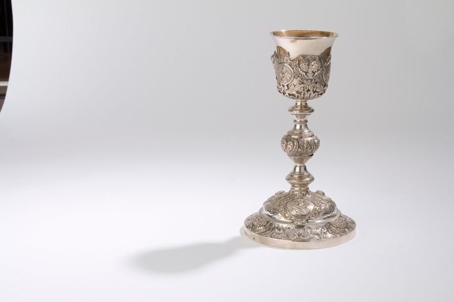 Calice en argent, la fausse coupe en vermeil, à décor repoussé de têtes d'angelots sur le n?ud et la fausse coupe. Réparations, soudures.
Poinçon minerve
Orfèvre: Dejean
Poids: 495 g - hauteur: 28 cm(*)