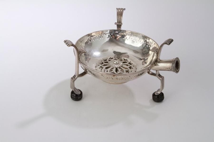 Réchaud de forme ronde reposant sur trois pieds tournés en bois, le corps gravé d'armoiries d'alliance surmontées d'une couronne comtale.
Anciennement en métal plaqué, réargenté. Manque le manche.
France, XVIIIe siècle
Diamètre: 19 cm - Hauteur: 15 cm