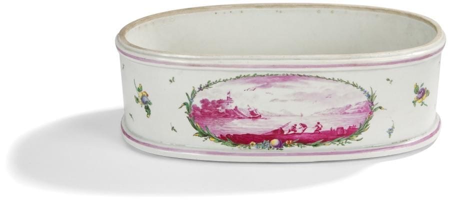 Marseille (genre de)

Jardinière en porcelaine à décor polychrome de scènes maritimes dans des réserves de fruits et feuillages.
H.: 11 cm - L.: 34 cm
Dans le style du XVIIIe siècle, marque apocryphe de la veuve Perrin