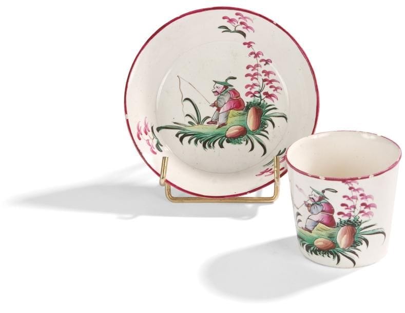 EST DE LA FRANCE

Tasse tronconique et sa soucoupe à décor polychrome de Chinois pêchant et fumant la pipe.
XVIIIe siècle.
H.: 7 cm, D.: 13 cm
Petite fêlure(*)