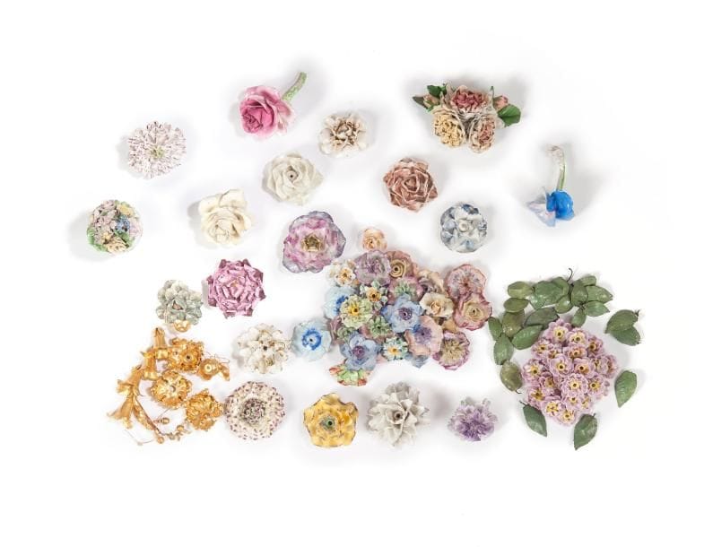 Allemagne et France

Lot de 69 fleurs et feuillages en porcelaine polychrome et blanche.
XIXe siècle.
Éclats et manques
