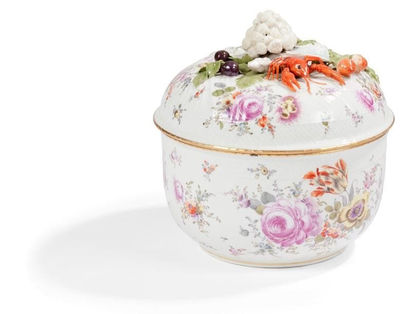 Allemagne

Soupière ronde couverte en porcelaine à décor polychrome de bouquets de fleurs, la prise du couvercle formée d'écrevisse, légumes et fruits.
Fin du XIXe siècle.
H.: 27 cm