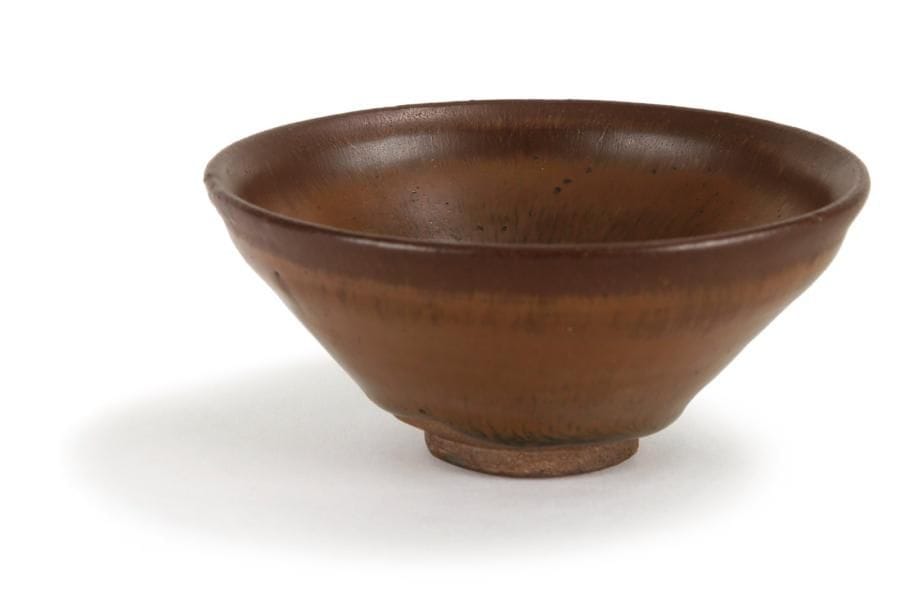 CHINE, Jian - Epoque SONG (960 - 1279)

Bol de forme tronconique en grès émaillé brun noir dit «fourrure de lièvre».
D.: 11,8 cm