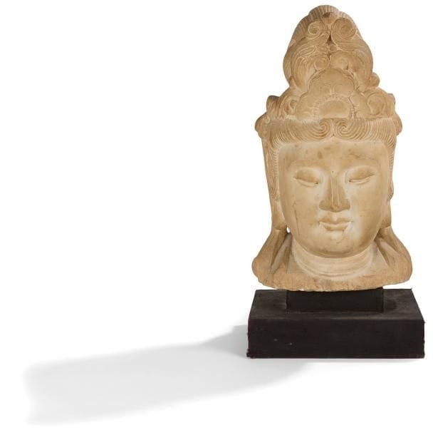 CHINE - XXe siècle

Tête de Guanyin en calcaire beige, les yeux mi-clos, la coiffe ramassée en un chignon et orné d'un diadème.
H.: 43 cm