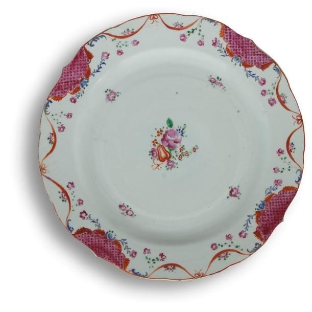 CHINE

Plat rond en porcelaine à bord contourné à décor polychrome des émaux de la famille rose d'un bouquet de fleurs au centre et de réserve à fond rose sur le bord.
Époque Qianlong (1736-1795).
D.: 34 cm
Egrenures(*)