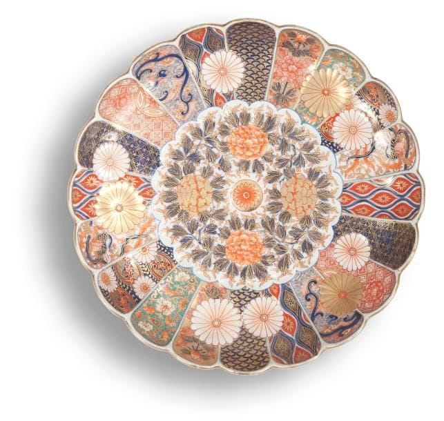 JAPON

Coupe à bord contourné à décor bleu, rouge et or dit Imari de fleurs au centre et de compartiments sur le bord.
XIXe siècle.
D.: 30 cm