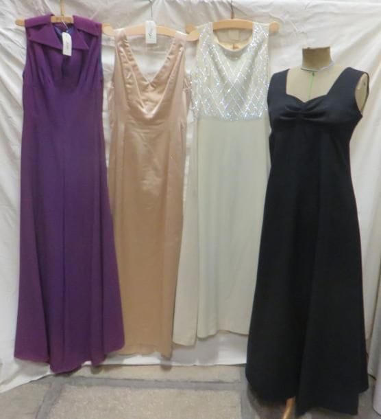 Quatre robes de soirée pour femme, style XXe - Années 70. Matières: crêpe, satin et synthétique?