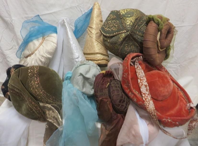 Huit coiffes et deux hennins pour femme, style Moyen-Âge. Matières: synthétique et velours.
