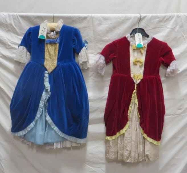 Deux robes pour enfant, style XVIIIe. Matières: synthétique et velours.
