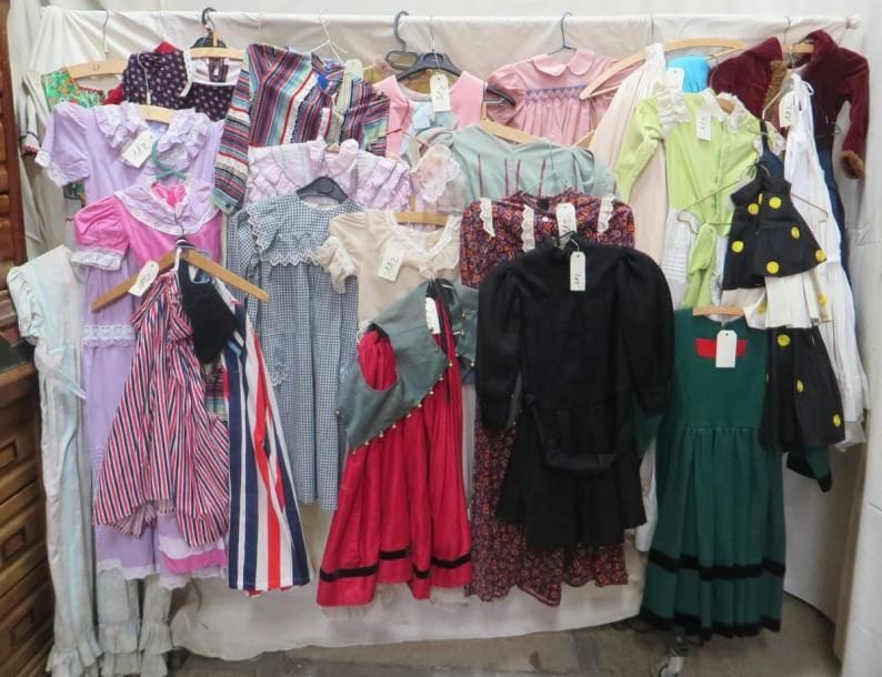 Lot d'habits pour enfant, style divers: manteaux, jupes, robes, tabliers? Matières diverses.