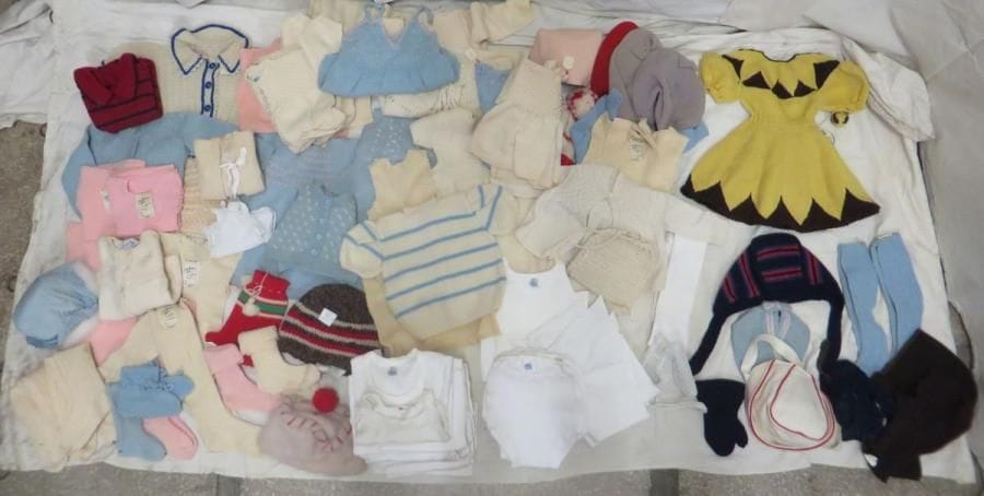 Lot d'habits principalement sous-vêtement pour bébé, style XXe. Matières: coton et laine.