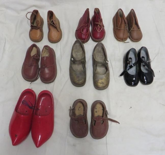 Huit paires de souliers pour enfant de style XXe. Matières: bois, cuir et synthétique. On joint une paire de sabot en bois.