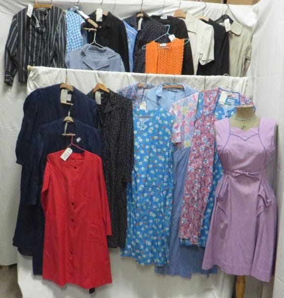 Une trentaine de pièces dont tabliers et blouses pour femme "ouvrière - paysanne", style fin XIXe - début XXe. Matières: coton, laine et lin.