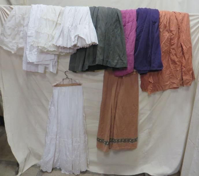 Lot comprenant cinq jupons et six jupes pour femme, style fin XIXe - début XXe. Matières: coton, lainage et synthétique.
