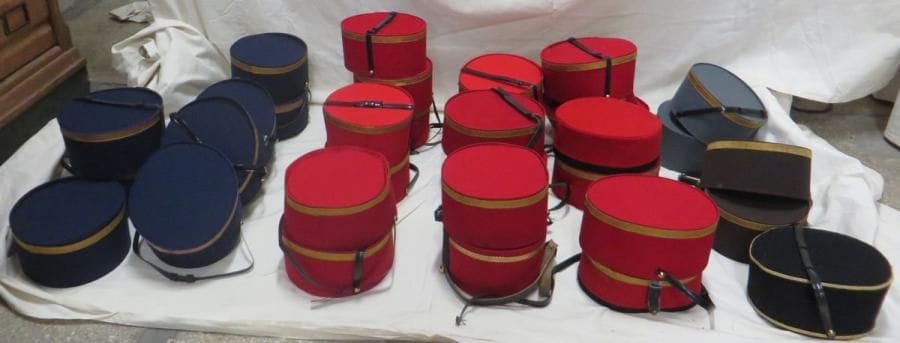 Une trentaine de tambourins de groom pour homme, style fin XIXe-XXe. Matière: synthétique.