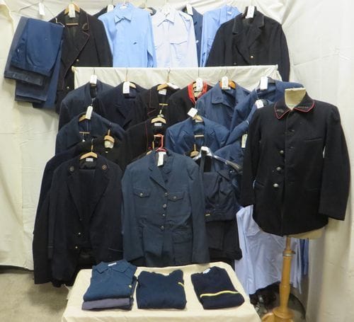 Environ trente-cinq pièces dont vestes, pantalons ou t-shirts administratifs pour homme: Poste, Sncf, et Ratp, style fin XIXe - XXe. Matières: lainage et synthétique.