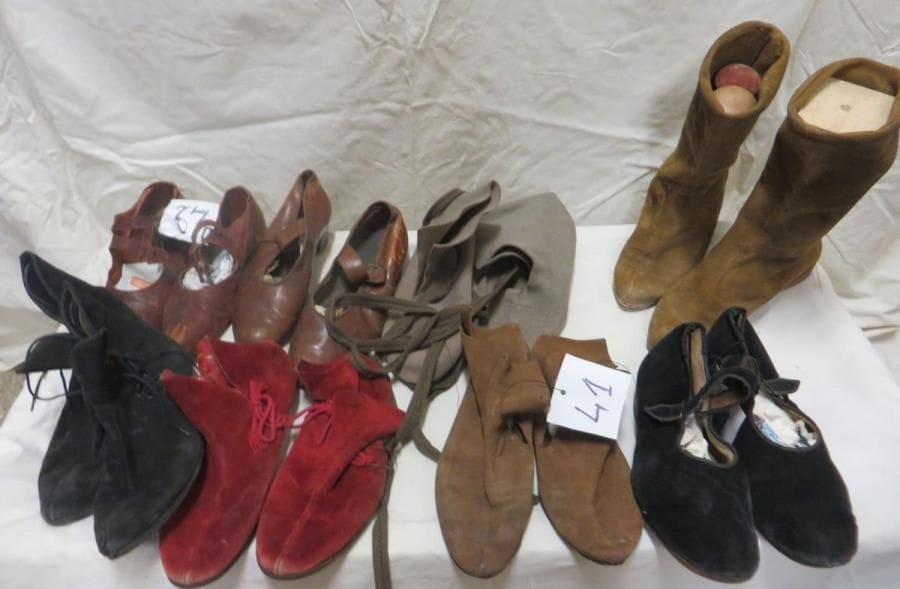 Huit paires de chausses pour homme, style Moyen-Âge. Matière: peau.