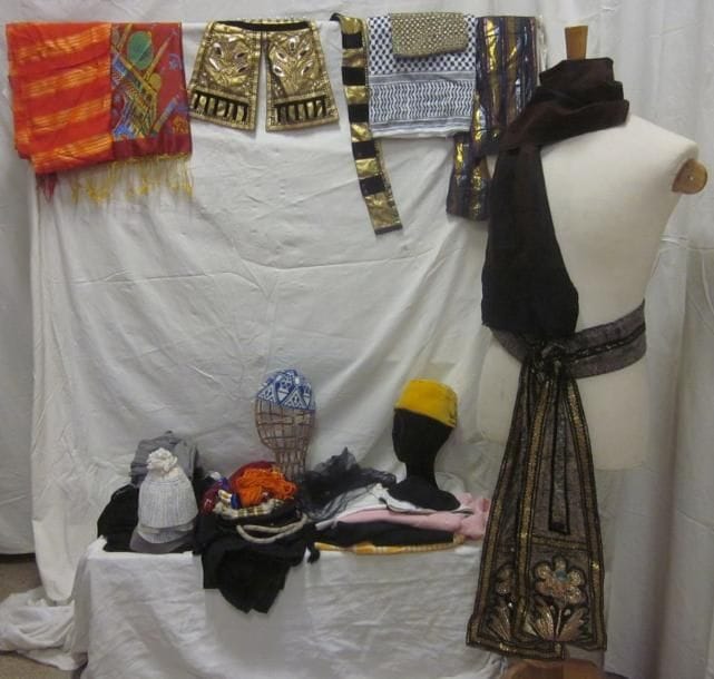 Un fort lot de foulards, coiffes et calots pour homme, style Oriental. Matières: coton et synthétique.