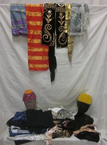 Un fort lot de foulards, coiffes et calots pour homme, style Oriental. Matières: coton et synthétique.