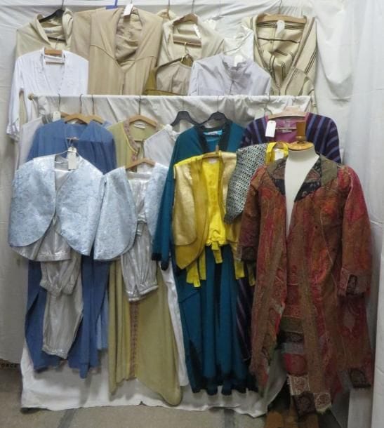 Une trentaine de pièces dont vestes, pantalons et djellabas pour homme, style Oriental. Matières: coton, laine, lin et soie?