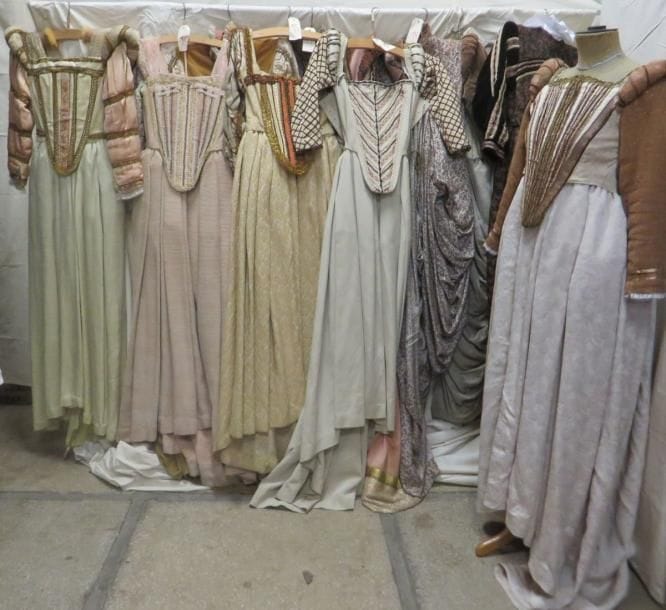 Une dizaine de robes pour femme, style Renaissance. Matières: damas, soie sauvage, velours?