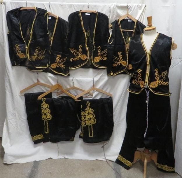 Cinq tenues noires pour homme, style Moyen Orient. Matières: coton et synthétique.