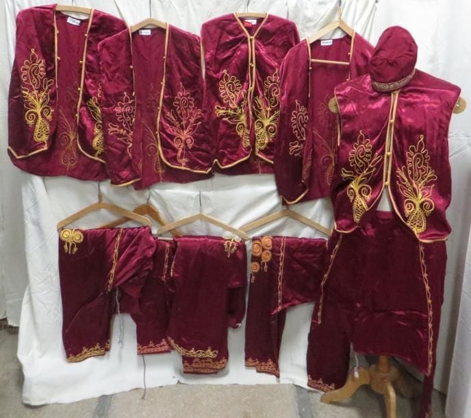 Cinq tenues bordeaux pour homme, style Moyen Orient. Matières: coton et synthétique.