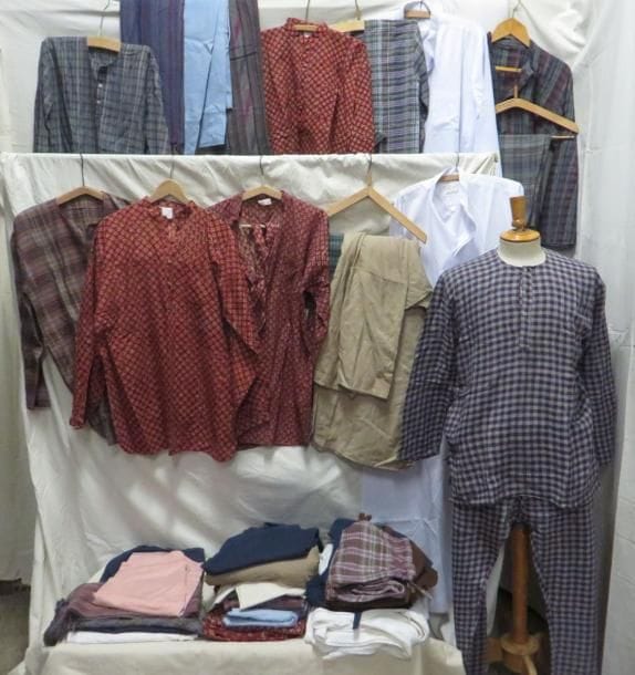 Une quarantaine de pièces dont chemises, pantalons, foulards ou tissus divers, style Moyen Orient. Matières: coton.