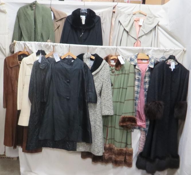 Seize manteaux pour femme, style fin XIXe-XXe. Matières: cuir, lainage, soie, synthétique et velours.