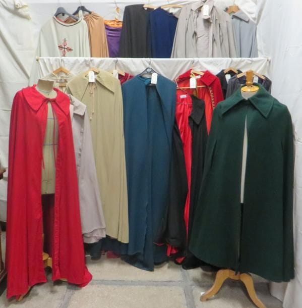 Une vingtaine de capes pour homme, style XVIe-XVIIe. Matières: coton, lainage et velours.