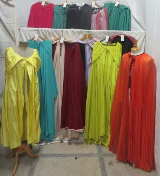 Douze capes pour femme, style XVIIe-XVIIIe. Matières: satin, soie sauvage, tissus moiré et velours.