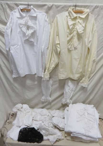 Treize chemises à jabot pour homme, style XVIIIe. On joint une dizaine de paires de manchettes. Matières: coton et dentelle.