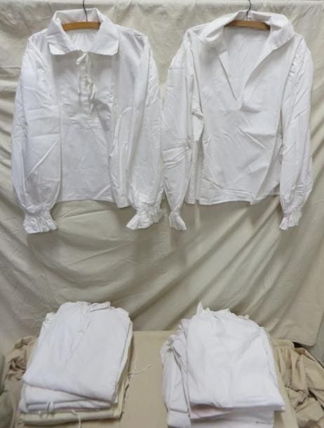 Environ vingt-trois chemises à grand col pour homme, style XVIIe-XVIIIe. Matières: coton et dentelle.