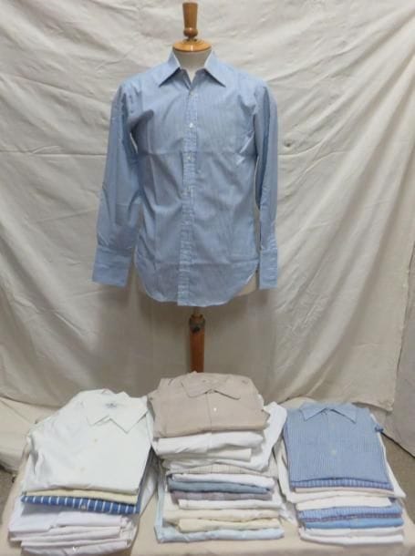 Une trentaine de chemises en coton pour homme, style XXe.