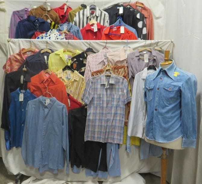 Une quarantaine de chemises pour homme, style XXe - Années 70-80. Matières: coton, organza et soie?
