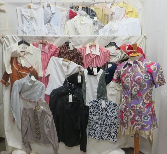 Une quarantaine de chemises pour femme, style XXe. Matières: coton, soie, et synthétique.