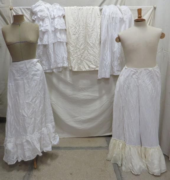 Cinq jupons pour femme, style XVIIIe - XIXe. Matière: coton et soie.