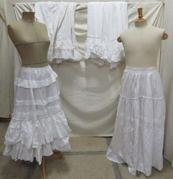Quatre jupons en coton pour femme, style XVIIIe - XIXe.