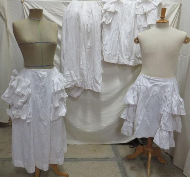 Quatre jupons en coton pour femme, style XVIIIe - XIXe.