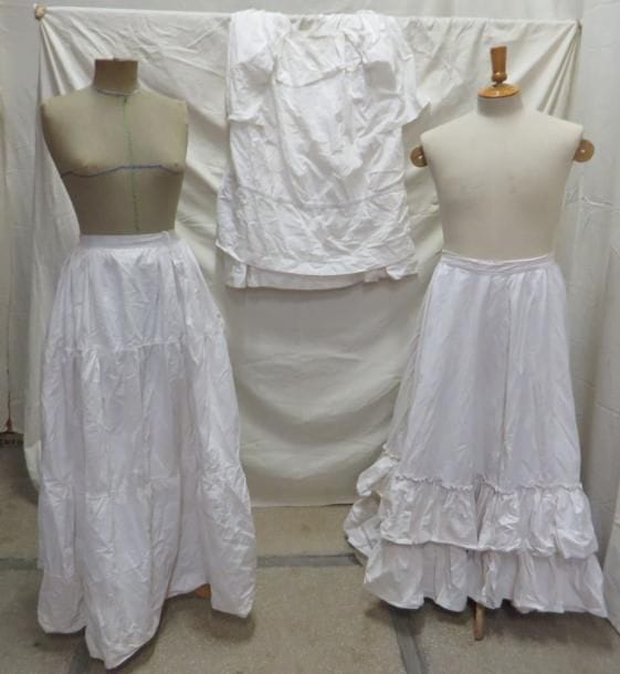 Trois jupons en coton pour femme, style XVIIIe-XIXe.