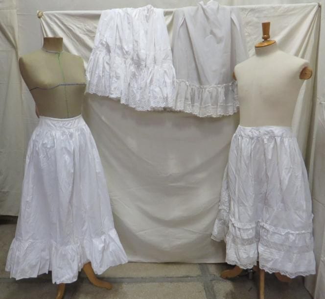Quatre jupons simples pour femme, style XXe. Matières: coton et voile.