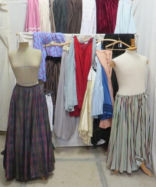 Fort lot de jupes pour femme, style XIXe-XXe. Matières: coton, lainage, lin, synthétique et velours.