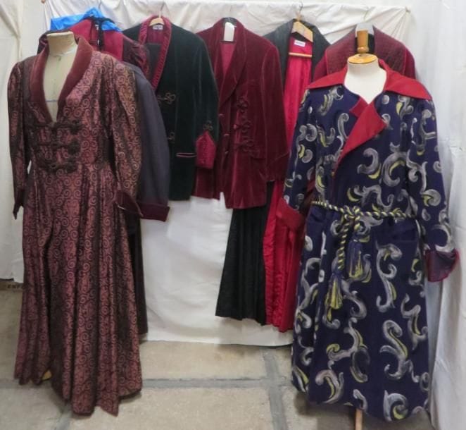 Neuf robes de chambre ou vestes d'intérieur pour homme, style divers. On joint une toque. Matières: damas, moire, soie et velours?